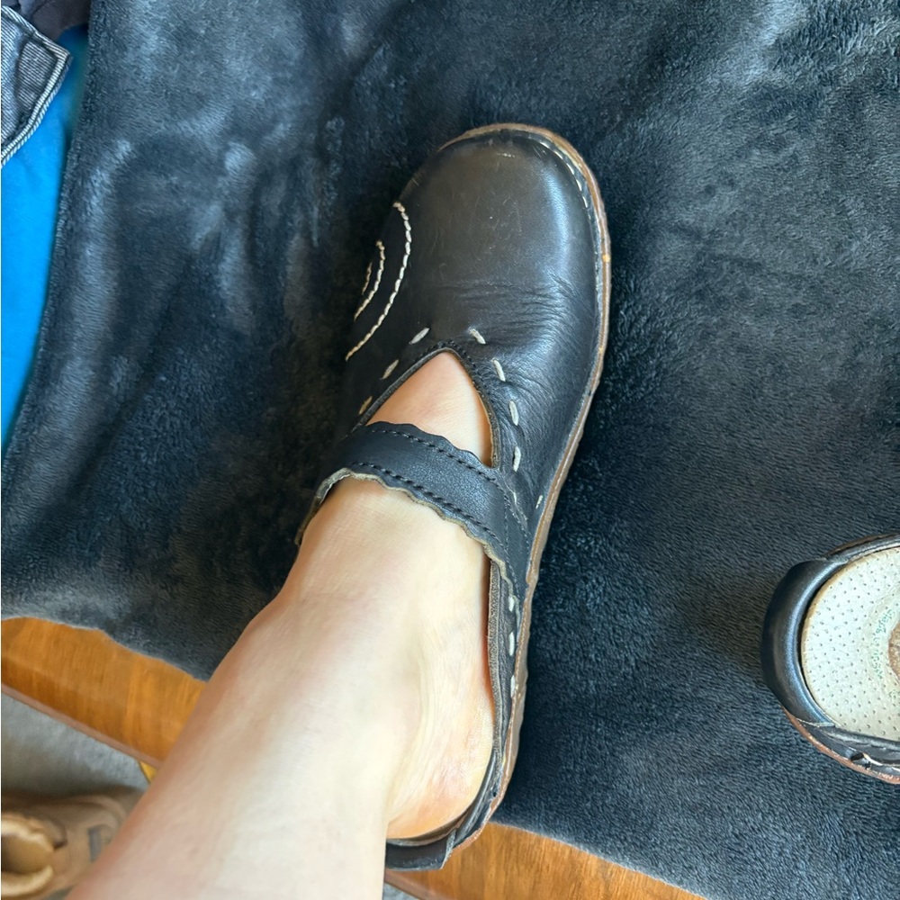 El Naturalista Black Mules with Stitch Detailing - Picture 2 of 4
